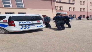 Başkalarına ait kimlikle sürücü belgesi sınavına giren 12 şüpheliye gözaltı