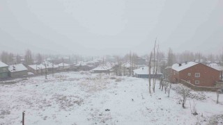 Başkalede nisan ayında kar yağışı etkili oldu