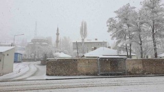 Başkaleye kış geri geldi ilçe beyaza büründü
