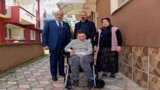 Başkan Arslandan özel bireye akülü tekerlekli sandalye desteği