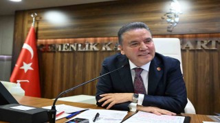 Başkan Böcek, memnuniyet anketinde zirveye yükseldi