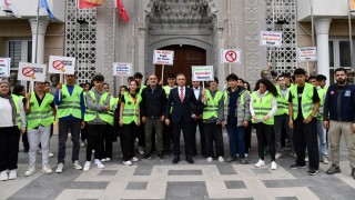 Başkan Çenet ve Öğrenciler İzmarit Toplayarak Çevre Kirliliğine Dikkat Çektiler