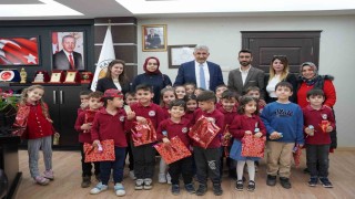 Başkan Hallaçtan minik misafirlere sıcak karşılama