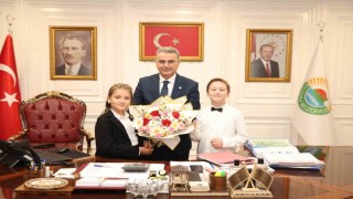 Başkan İhsan Kurnaz koltuğunu çocuklara devretti