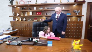 Başkan Kurt makamını çocuklara emanet etti