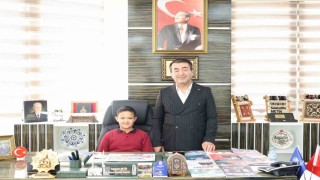 Başkan Metin koltuğunu şehit yeğenine devretti