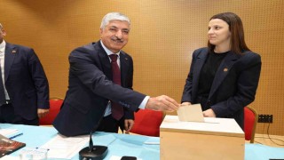 Başkan Ömeroğlundan Özgür Özele sert tepki