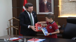 Başkan Tatık makamını iki öğrenciye devretti