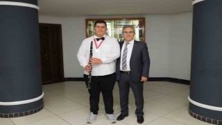 Başkan Tetikten Türkiye Şampiyonu otizmli gence klarnet hediyesi