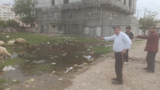 Batmanda çöken kanalizasyon hattı lağım sularını sokağa taşıdı