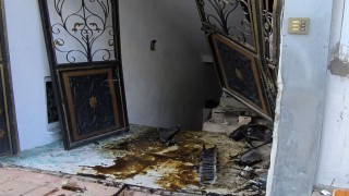 Batmanda kontrolden çıkan otomobil binaya girdi