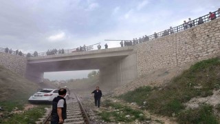 Batmanda kontrolden çıkan otomobil demiryoluna uçtu: 3 yaralı