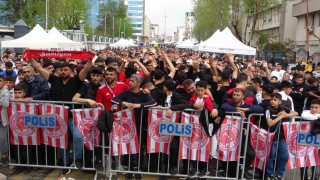 Batmanda taraftarlar Petrolspor maçını dev ekranda izledi