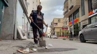 Batmanda vatandaş belediyenin temizlemediği sokağı kendi süpürdü