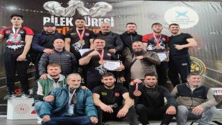 Bayburtlu bilek güreşi sporcuları madalyalarla döndü