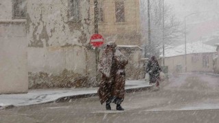 Beklenen Nisan karı geldi: Bayburta lapa lapa kar yağdı