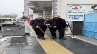 Belediye başkanı esnafa bastonu verdi, gözünü kapattı: Kaldırımdaki duyarsızlığı böyle gösterdi