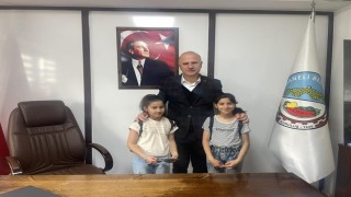 Belediye başkanından miniklere samimi karşılama