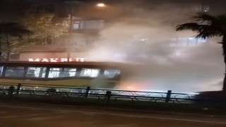 Belediye otobüsü arıza yaptı, çevreyi duman sardı