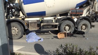 Beton mikserinin altında kalan bisikletli kadın hayatını kaybetti