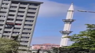 Beylikdüzünde minarenin sallanma anı cep telefonu kamerasında
