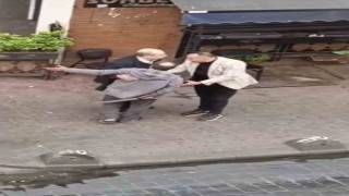 Beyoğlunda kavga ettiği şahsı döner bıçağıyla yaralayan saldırgan kamerada