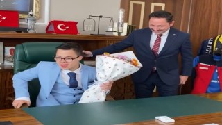 Biga Kaymakamı Kayabaşı, koltuğunu Down sendromlu Muharreme bıraktı