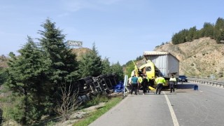 Bilecikte 2 tırın çarpışmasını sonucu meydana gelen trafik kazasında 3 kişi yaralandı