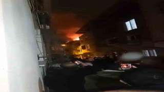 Binanın çatı katı alevlere teslim oldu