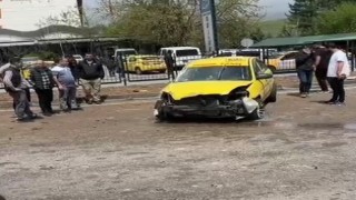 Bingölde otomobil refüje vurdu: 3 yaralı