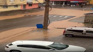 Bingölde sağanak sonrası caddeleri su bastı