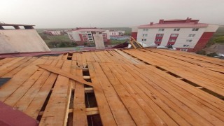 Bingölde şiddetli rüzgar nedeni ile binaların çatıları uçtu