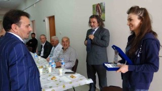 Binlerce öğrenci yetiştiren Van YYÜnün çınarı emekli oldu
