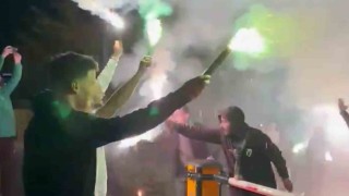 Bir grup taraftar şampiyonluğu kutlamak için deplasmana gitti