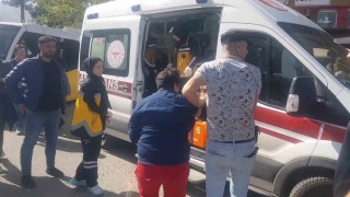 Birbirlerine taş, duba ve bıçakla saldırdılar: Kavga anı kamerada