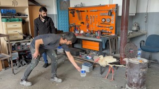 Bitkin haldeki leyleğe oto kaporta ustası sahip çıktı