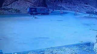 Bitliste tır devrildi: 2 yaralı