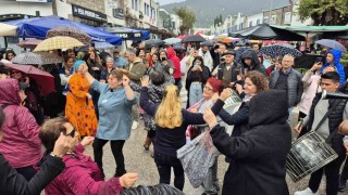 Bodrumda yağmur altında festival