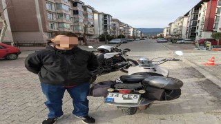 Boluda motosiklet plakasını boyayarak değiştiren uyanık sürücü ekiplerin gözünden kaçmadı