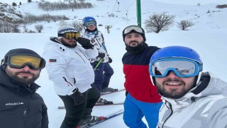 Bu da hoparlörlü kayak: Sırtına bağladığı büyükçe hoparlörle hem kaydı hem de eğlendirdi