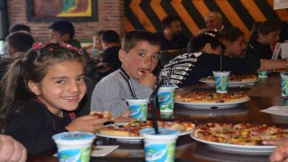 Bulanıkta köy çocuklarına pizza ikramı