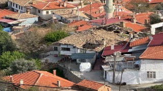 Buldanda tarihi iki katlı ev çöktü