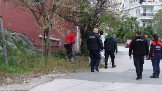 Bunalıma girip kayalıklara çıkan genç, ekipleri alarma geçirdi