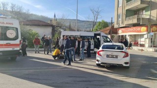 Burdurda okul servisi ile otomobil çarpıştı: 5i öğrenci 6 yaralı