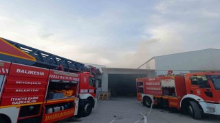 Burhaniyede marangoz atölyesi alevlere teslim oldu