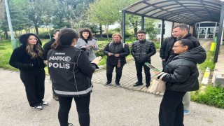 Bursa polisi vatandaşları bilgilendirdi