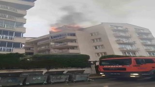 Bursada 5 katlı binanın çatısı alevlere teslim oldu