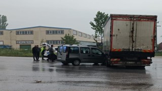 Bursada hafif ticari araç kamyonla çarpıştı: 1 yaralı