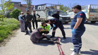 Bursada kamyonetle çarpışan motosikletteki çift yaralandı