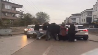 Bursada yol verme kavgası: Sürücüler ve yolcular birbirine girdi